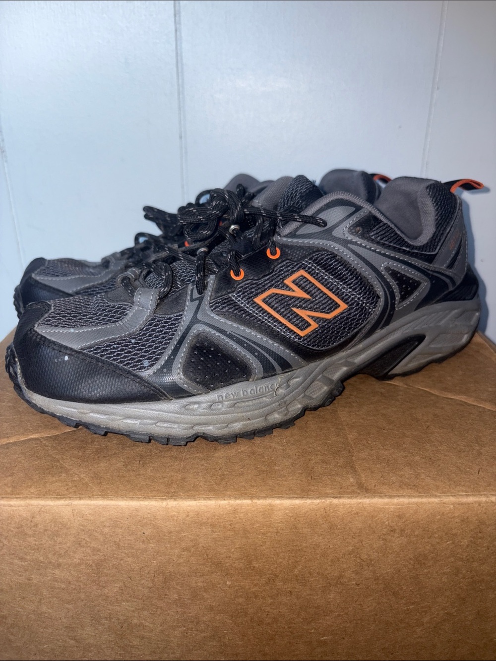 New Balance Men's Gray and Orange Trail Runners size 11